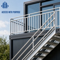Maison mobile moderne, maison modulaire en conteneur avec façade en verre, terrasse sur le toit et escalier extérieur