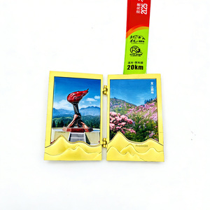 Médaille de finisseur de course de <span class=keywords><strong>trail</strong></span> de 20 km Wugong Mountain 2025 personnalisée en alliage de zinc plaqué or avec design de <span class=keywords><strong>livre</strong></span> pliable - Product Image 1
