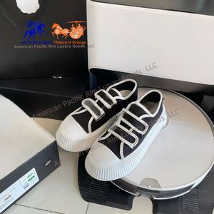 รองเท้าผ้าใบลำลองสำหรับผู้หญิง ดีไซน์คลาสสิก ใส่สบาย ระบายอากาศได้ดี เหมาะกับทุกฤดูกาล พร้อมคุณสมบัติแสงไฟ ดีไซน์ทันสมัย - Product Image 1