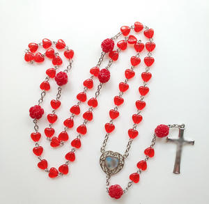 Vente en gros de bijoux religieux, chapelet catholique, perles en acrylique en forme de cœur avec fleur de rose rouge - Product Image 5