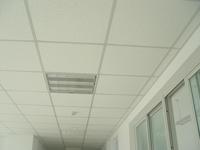 Carreaux de plafond suspendus en fibre minérale au design moderne, anti-poussière, anti-feu, insonorisants, thermo-isolants et insonorisants