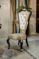 Table à manger ovale de luxe de style néoclassique européen, en bois massif sculpté, finition champagne argenté, avec chaises en cuir.