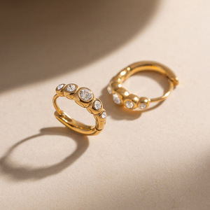 Boucles d'oreilles Huggie en acier inoxydable 18K avec strass ronds sertis clos, design géométrique, pour usage quotidien - Product Image 2