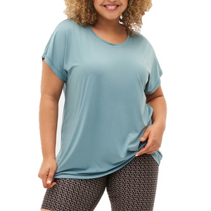 T-shirt pour femme en mélange coton-polyester, coupe droite, ourlet légèrement allongé, idéal pour les grandes tailles, parfait pour la superposition - Product Image 3