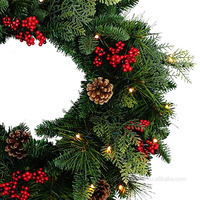 Guirlande de Noël artificielle moderne G&L pré-éclairée de 24 pouces, écologique, avec cônes de pin, baies rouges, blanc chaud, fonctionnant sur piles, pour intérieur et mur