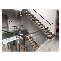 Escalier droit en bois flottant sur mesure avec garde-corps moderne en câble d'acier inoxydable