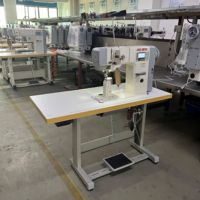 Machine à coudre industrielle à point droit à alimentation par rouleaux à aiguille unique de type bouton JN6-1 pour chaussures