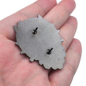 Spilla in metallo anime giapponese a forma di elfo luminoso a forma di zainetto decorazione distintivo pin glow in the dark hard smaltato spilla - Product Image 5