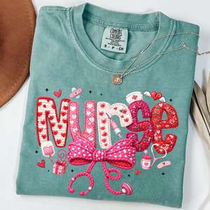 Термотрансферный DTF-принт «Валентинская медсестра»: готовый к нанесению на одежду и кружки, с эффектом фальш-пряжи, вязаный стетоскоп, бантик, цветочный узор. - Product Image 5