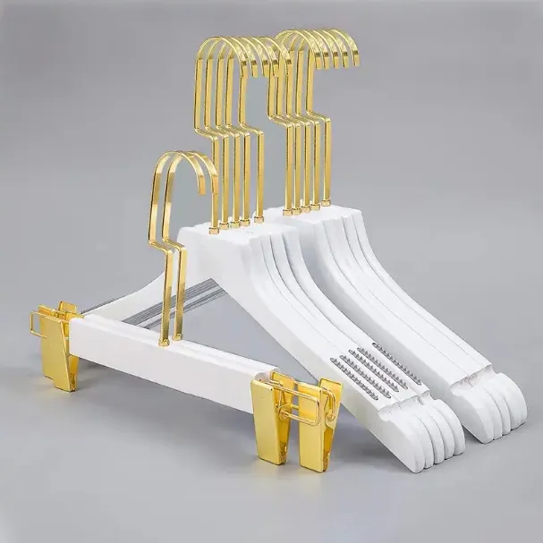 Venta de fábrica de oro blanco personalizado percha de madera para ropa