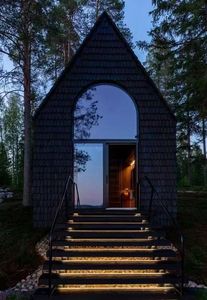 Cabane en <span class=keywords><strong>bois</strong></span> noir de style moderne avec toit en pente et fenêtre cintrée, idéale pour une retraite solitaire au bord d'un lac forestier, surface de base de 80 m², maison facile à construire - Product Image 5