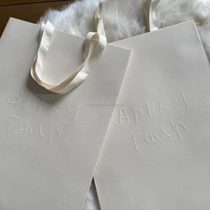 Bolsa de Cartón Personalizada de Lujo Clásico con Logotipo Grabado, Asa de Cinta Reutilizable para Promoción de Calcetines en Tiendas de Ropa - Product Image 3