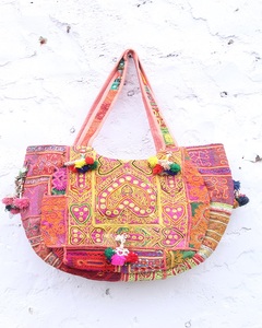 Bolso de Hombro Étnico Gitano con Bordado Tradicional Rajasthani y Espejos Banjara Antiguos para Mujer - Product Image 1