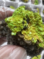 Cristal d'autunite vert fluorescent naturellement présent, bloc minéral de forme cubique, provenant de l'extraction locale du Hunan, collection de spécimens
