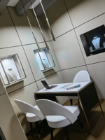 Boutique de bijoux en bois grainé de luxe léger avec éclairage LED, design écologique, dimensions personnalisables, espace intérieur haut de gamme et chaleureux