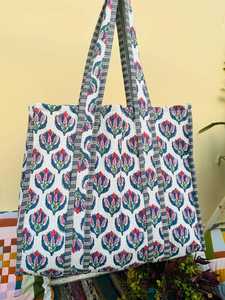 Bolsa de Mano de Algodón Acolchada Multicolor con Asas de Hombro, Bolsa de Viaje Moderna con Bolsillo - Product Image 3