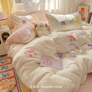 ชุดเครื่องนอนผ้าฟลีซลายวินเทอร์มิลค์ 4 ชิ้น พร้อมปลอกผ้านวมปักลายโบว์แบบกลับด้านได้ ผ้าปูที่นอนรัดมุม สำหรับใช้ในหอพัก - Product Image 1