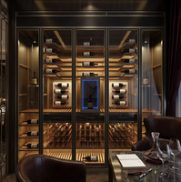 Armoire à vin moderne minimaliste avec cadre en métal et étagères en bois, réfrigérateur à vin grande capacité pour séparation de salon