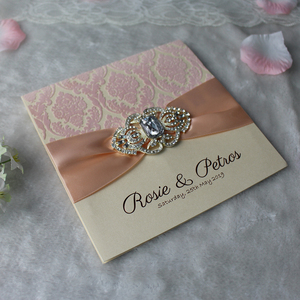 Tùy Chỉnh Ngà Wedding Card Với Màu Hồng Đổ Xô Thiết Kế Đổ Xô Lời Mời Với Trâm Cài - Product Image 1