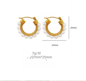 Boucles d'oreilles créoles torsadées en acier inoxydable doré, perles texturées vintage, gravure personnalisée, bijoux élégants - Product Image 4