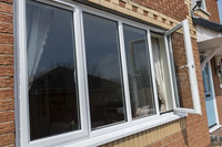 Fenêtre à battant en PVC de haute qualité avec verre trempé à revêtement Low-E, écoénergétique, en plastique, pour usage extérieur, salle de bain, villa
