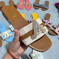 Sandales plates pour femmes, légères et confortables, idéales pour la plage et l'extérieur, design varié, vente en gros