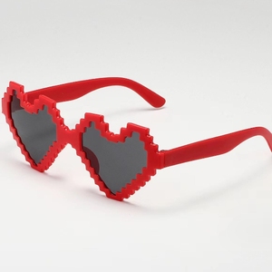 Nuovi occhiali da sole a cuore rosa rosso <span class=keywords><strong>Cos</strong></span> occhiali da sera divertenti da sera a mosaico rosso pixelato Thug Life Lentes De Sol - Product Image 1