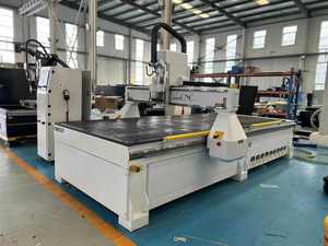 Machine de fraisage CNC à 3 axes à changement d'outil automatique de haute précision pour le travail du bois et la fabrication de meubles avec options de taille de travail personnalisables - Product Image 3