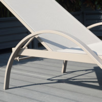 Chaise longue de piscine et de plage au design moderne, en aluminium, pliable, portable, en forme de S, avec dossier en maille