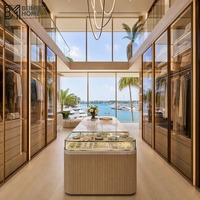 Dressing Walk-in Sentosa Waterfront à Singapour avec portes en verre de qualité marine et îlot flottant intégré