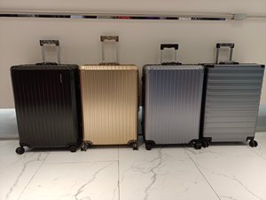 Valigia in Lega di Alluminio e Magnesio con Micro Imperfezioni, 28 Pollici, Nero Oro Colore Canna di Fucile, Ruote Universali, Shunfeng - Product Image 2