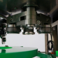 Machine de remplissage et de sertissage automatique de boîtes de conserve 2-en-1 à petite échelle, avec moteur électrique et PLC, pour boissons, lait, eau pure et bière