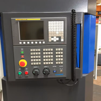 Haut niveau de sécurité Haute précision CNC 4 axes Centre d'usinage de fraisage vertical Machine VMC pour le traitement du métal