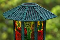 Four One Solar Estación de Baño para Pájaros, Comedero Pintado para Pájaros, Jardinera Inferior, Luz LED, Resistente a la Intemperie, Ecológico, Resistente a la Oxidación, Para Exteriores
