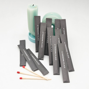 Bâtons d'<span class=keywords><strong>allumettes</strong></span> de sécurité portables et créatives personnalisées en noir et blanc, avec tête en bois imprimé en papier, logo, bougie de couleur en cire bleue - Product Image 1