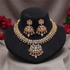 Conjunto de joyería Kundan chapada en oro de diseñador para mujer, conjunto de collar y pendientes indios tradicionales, conjunto de collar gargantilla de perlas nupciales - Product Image 2