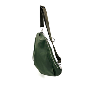 Bolso cruzado Eden verde cetrero con cremallera lateral de fácil acceso y correa de nailon desmontable para mayor versatilidad - Product Image 2