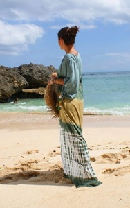 Robe longue bohème en mousseline tie-dye à séchage rapide avec pompons, coupe ample, col en V, sans manches, pour femme, idéale pour la plage en été - Product Image 2