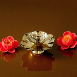 Lampe à huile traditionnelle en laiton en forme de lotus luxuriant pour la Pooja, le Mandir, le temple domestique, la décoration de Diwali, la décoration festive et les prières - Product Image 1