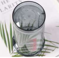 Shaker à protéines transparent avec une capacité de 28 oz, boule de mélange en fil métallique, couvercle qui reste ouvert et logo personnalisé pour une utilisation en fitness