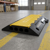 Rampe de protection de câbles en caoutchouc jaune et noir à 4 canaux Wesure Safety S1330 - Protection de câbles routiers robuste pour entrepôts et événements