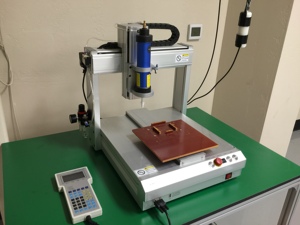 Kundenspezifische, kostengünstige Solarpanel-Anschlusskasten-Klebemaschine zum Versiegeln von Anschlusskästen aus China - Product Image 3