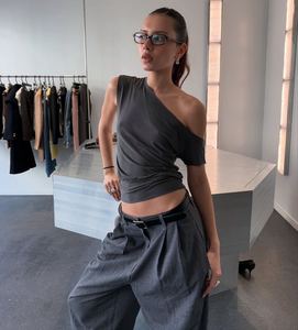 <span class=keywords><strong>T</strong></span>-<span class=keywords><strong>shirt</strong></span> da <span class=keywords><strong>donna</strong></span> con design a spalle scoperte e bordo grezzo, in modal di alta qualità, con fascia in vita, per un look che esalta la personalità. - Product Image 3