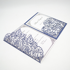 Élégante invitation de <span class=keywords><strong>mariage</strong></span> pliée en trois avec motif floral bordeaux, pochette et papier nacré métallisé - Product Image 2