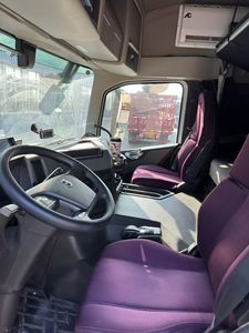 Camión Tractor Volvo FM460 de Segunda Mano, Modelo <span class=keywords><strong>2021</strong></span>, Motor de 460HP, Tracción 6x4, Cabina Alta, Eficiente en Consumo de Combustible, con Cabina Dormitorio - Product Image 5