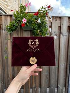 Lusso bordeaux busta di velluto orizzontale personalizzata lamina d'oro in vetro acrilico carta di invito a nozze con sigillatura a cera - Product Image 2