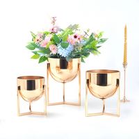 Centre de table moderne en métal doré pour une utilisation en intérieur, décoration de réception de mariage