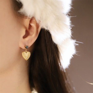 Pendientes de Corazón con Circonita Negra y Baño de Oro de 18K, Estilo Vintage, Regalo de Aniversario para Mujer - Product Image 5