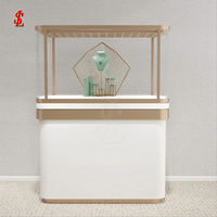 Vitrine d'exposition en verre pur haute luminosité pour bijoux et jouets avec éclairage LED pour les magasins de détail