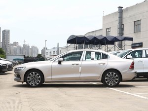 <span class=keywords><strong>Occasion</strong></span> 2023 pour <span class=keywords><strong>S60</strong></span> Berline avec système de sécurité urbaine, moteur turbo automatique, sièges en cuir, <span class=keywords><strong>essence</strong></span> - Product Image 4